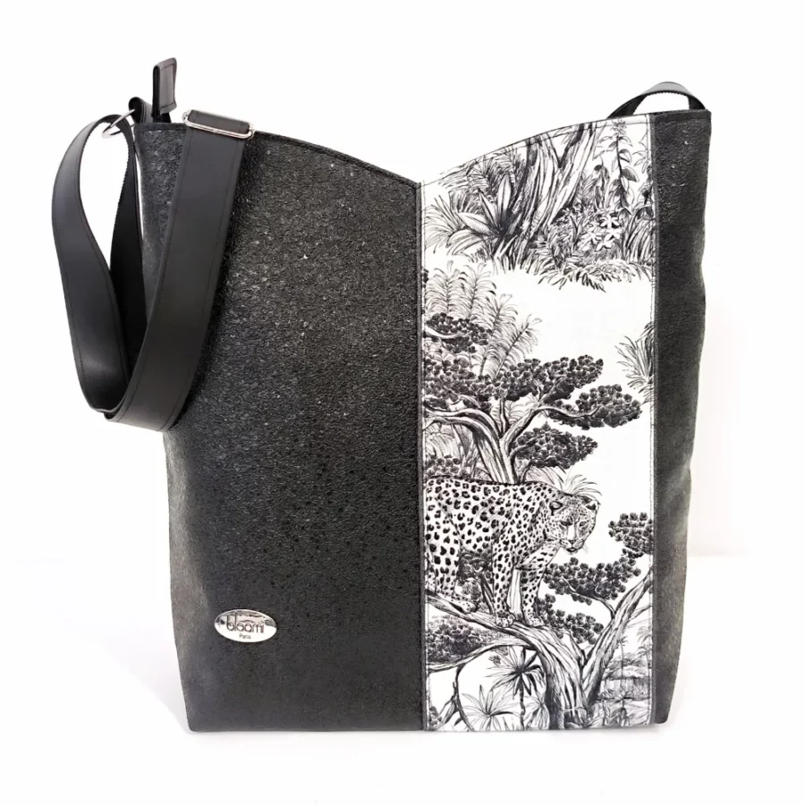 grande-sacoche-bandouliere-cuir-vegan-noir-blanc-jungle-motifs-guepard-et-arbres