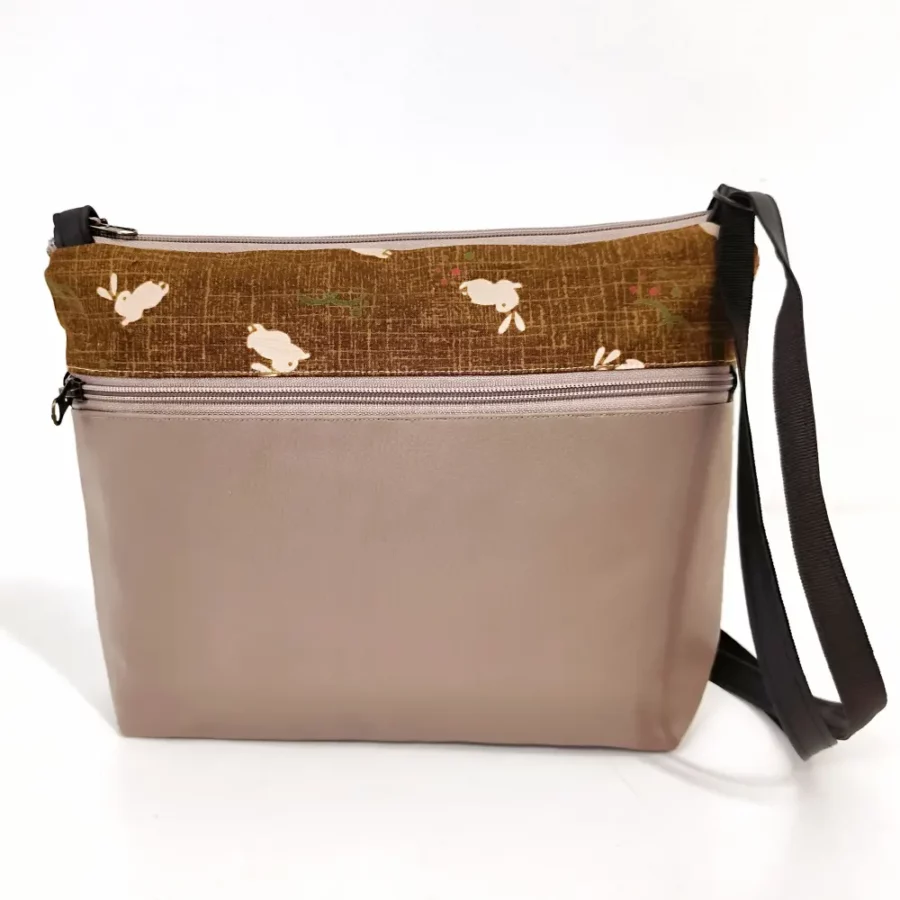 moyenne-pochette-vegan-en-simili-cuir-beige-et-empiecement-motifs-lapin-beiges-sur-fond-moutarde-avec-bandouliere-reglable-dos-2