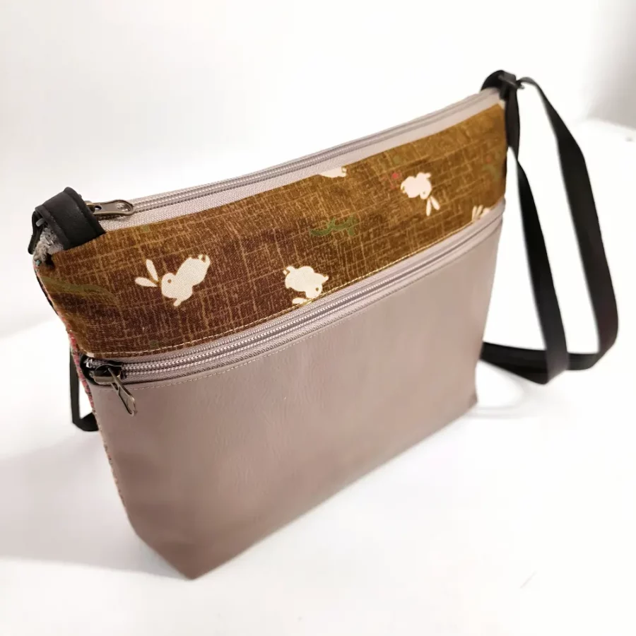 moyenne-pochette-vegan-en-simili-cuir-beige-et-empiecement-motifs-lapin-beiges-sur-fond-moutarde-avec-bandouliere-reglable