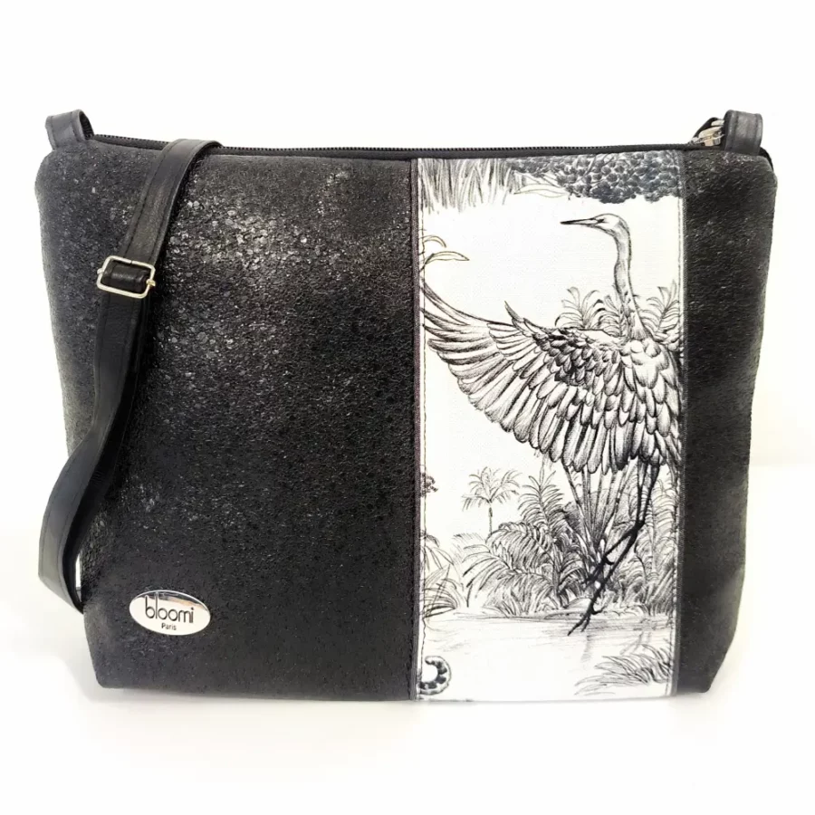 moyenne-pochette-bandouliere-cuir-vegan-bande-de-motifs-oiseaux-grue-noir-et-blanc-jungle