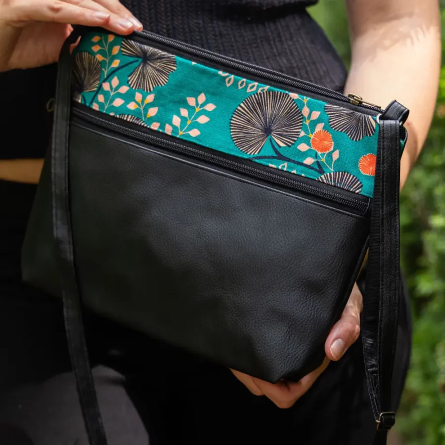 moyenne-pochette-vegan-a-bandouliere-reglable-noir-avec-empiecement-textile-vegetal-vert-dos