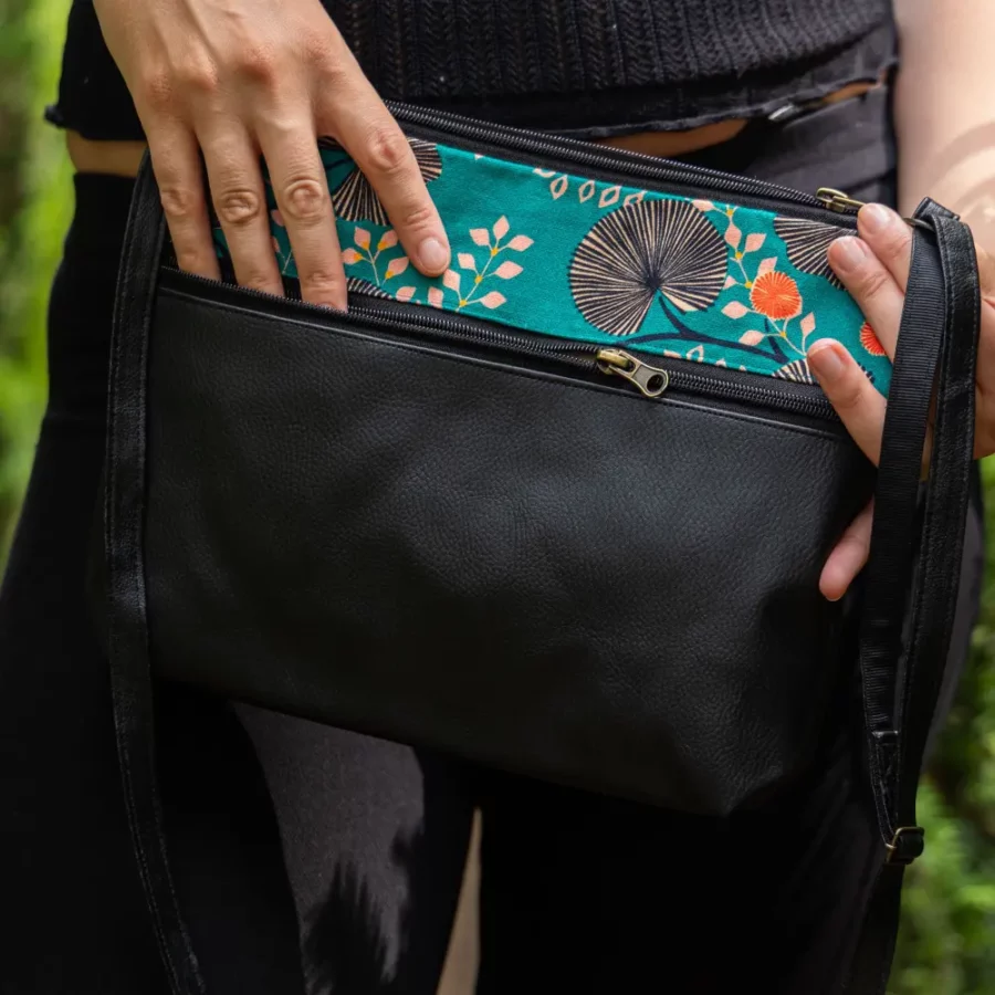 moyenne-pochette-vegan-a-bandouliere-reglable-noir-avec-empiecement-textile-vegetal-vert-dos-ouvert