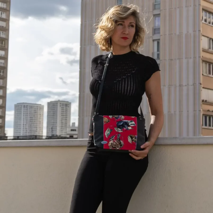 moyenne-pochette-cuir-vegan-bandouliere-noir-fuschia-jungle-animaux-sur-femme-en-exterieur