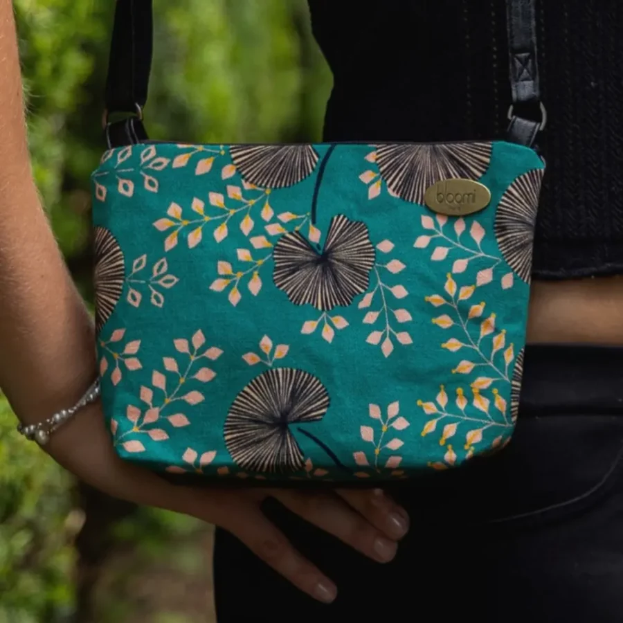 petit-sac-vegan-bandouliere-reglable-en-textile-vert-aux-motifs-vegetal-sac-porte-sur-mannequin