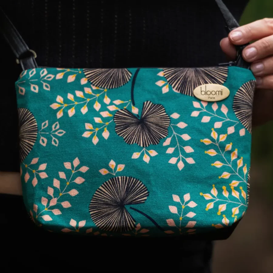 petit-sac-vegan-bandouliere-reglable-en-textile-vert-aux-motifs-vegetal-2