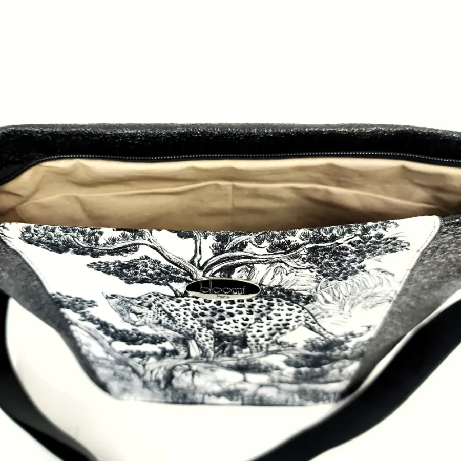 sac-tote-mini-bandouliere-cuir-vegan-noir-blanc-jungle-motifs-guepard-sur-un-arbre-ouverture-du-sac-avec-zip