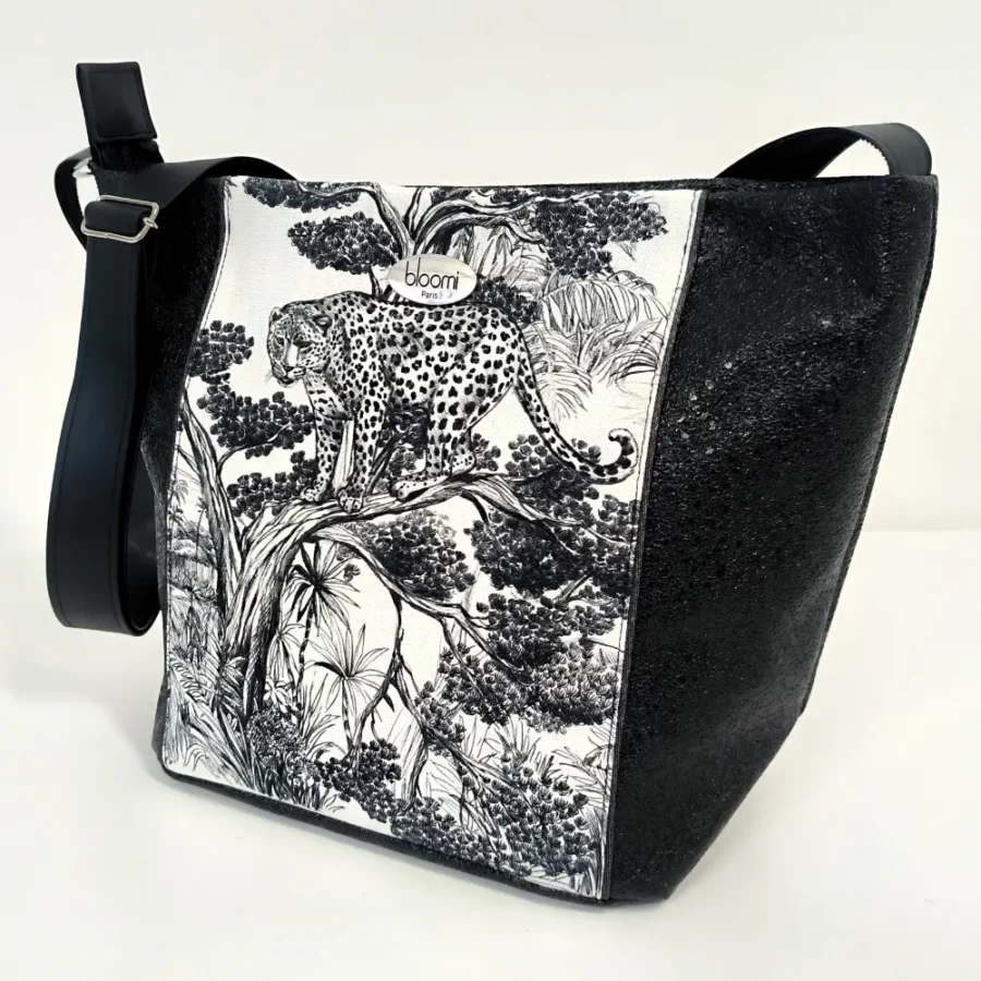 sac-tote-mini-bandouliere-cuir-vegan-noir-blanc-jungle-motifs-guepard-sur-un-arbre-2