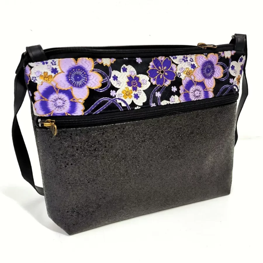 dos-sac-bandoulière-cuir-brillant-noir-vegan-et-motifs-kimono-fleurs-cerisiers-violet-noir-or