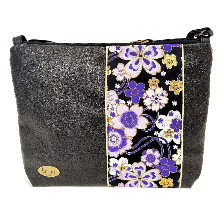 devant-sac-bandoulière-cuir-brillant-noir-vegan-et-motifs-kimono-fleurs-cerisiers-violet-noir-or