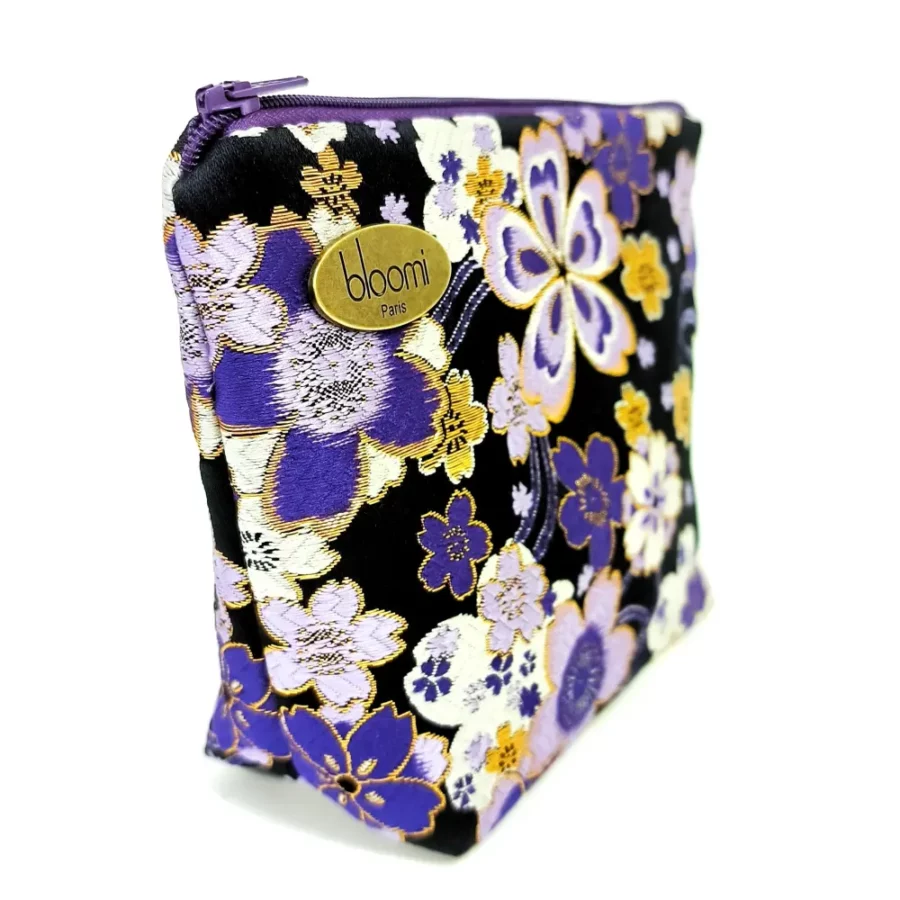 trousse-à-maquillage-tissu-précieux-kimono-japonais-violet-et-noir-côté-avec-logo-bloomi