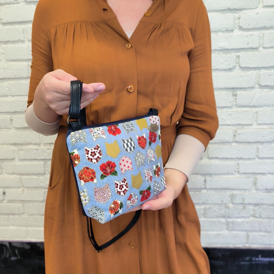 Petit sac bandoulière vegan avec Têtes de chats Bleu et Or – Image 5